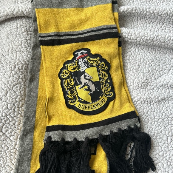 Hufflepuff house crest scarf with fringe - Picture 2 of 2